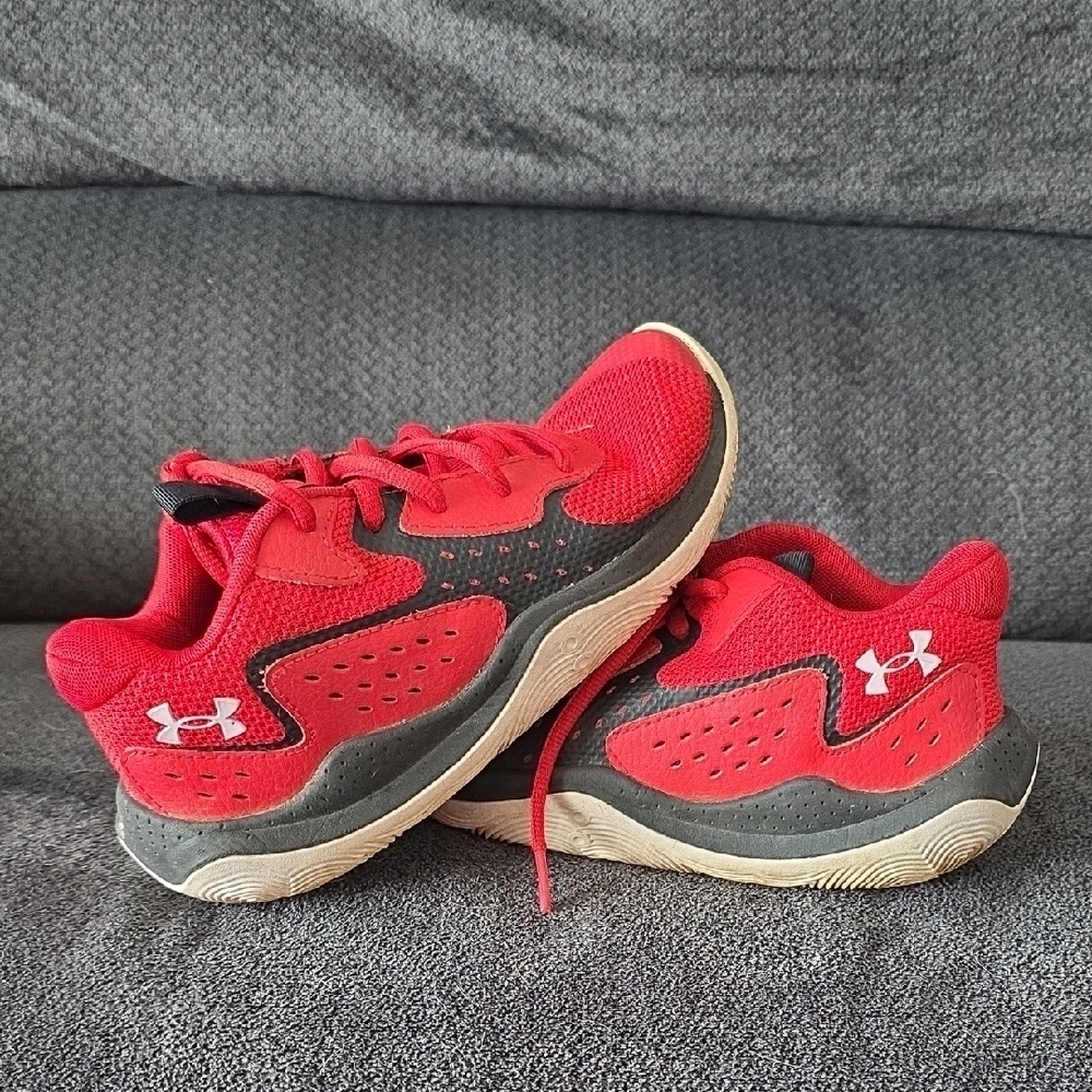 Under Armour Kids (2.5Y) Red and Black Sneakers